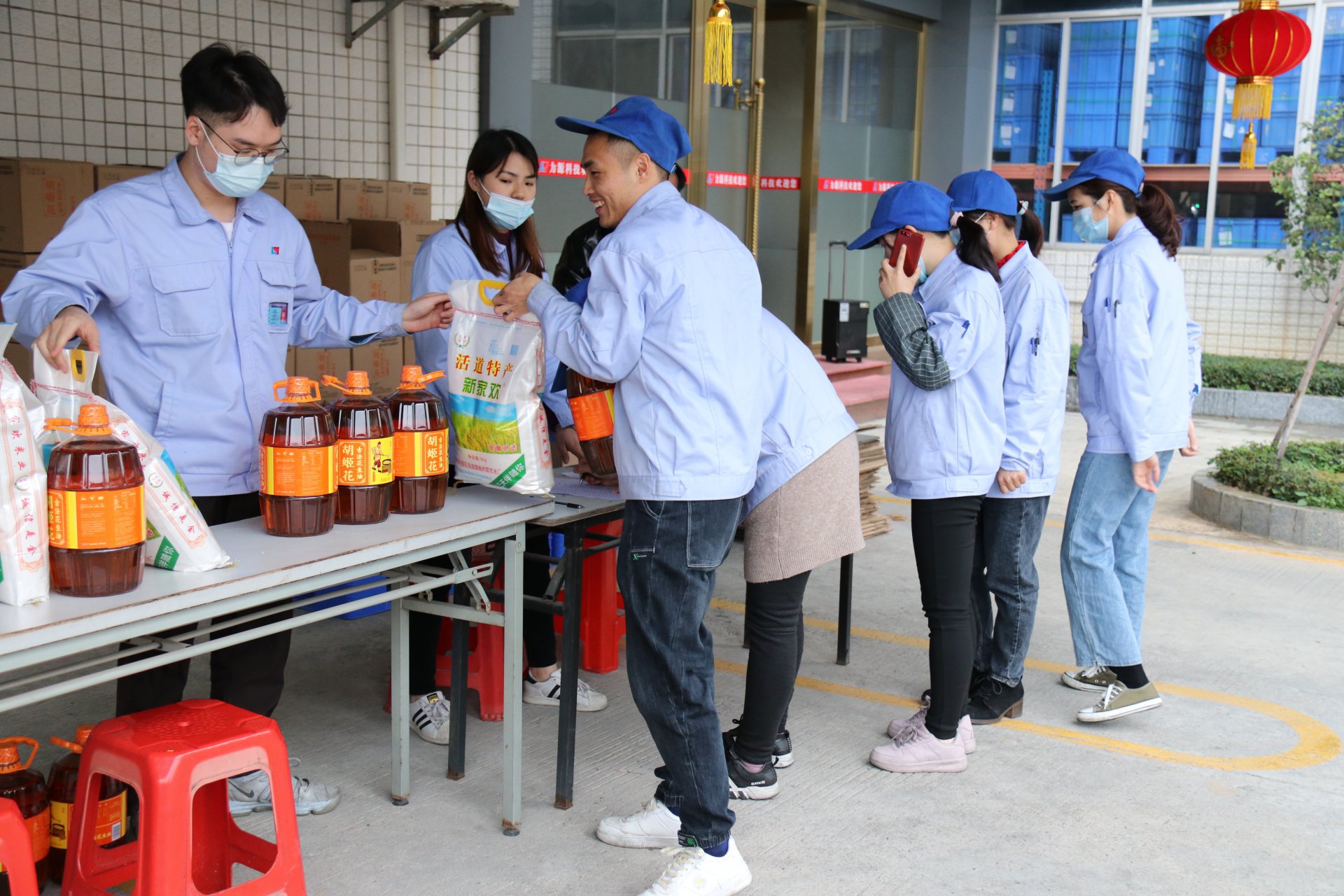 金牛送福，喜迎新春——力源科技向全體員工發放春節福利